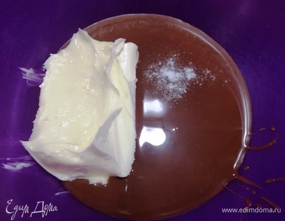 Готовим 1 крем. В чашу выливаем половину банки сгущенного какао и выкладываем масло.