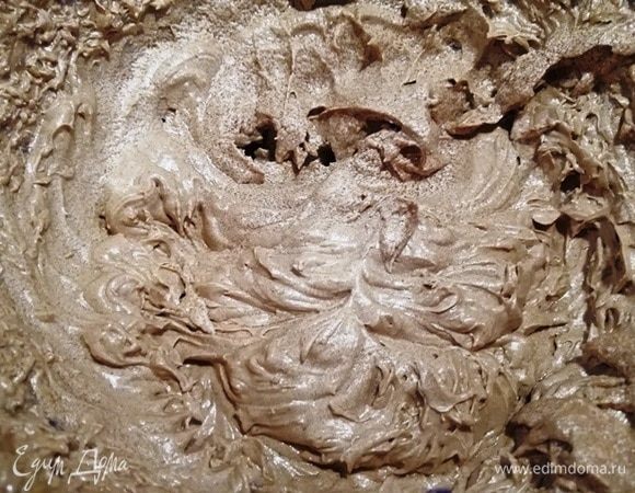 С помощью миксера взбиваем сгущенное какао со сливочным маслом.