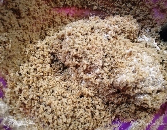 Добавляем измельченную крошку бисквита. Перемешиваем.