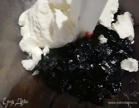 Для 2 крема смешиваем черничный джем и рикотту.