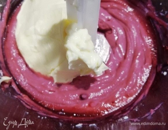 Добавляем к ним сливочное масло и взбиваем до однородности.