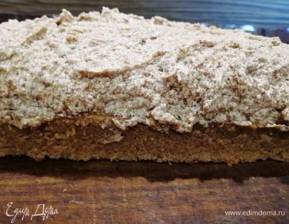 Собираем торт. На корж выкладываем много крема с бисквитной крошкой. Убираем в холодильник на 10 минут.
