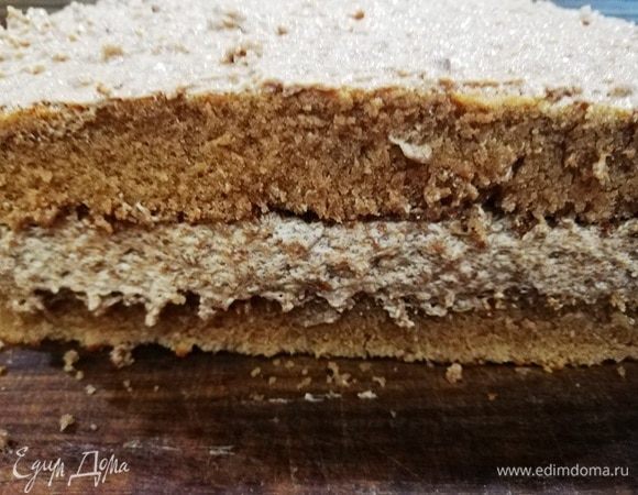 Накрываем вторым коржом и лопаточкой аккуратно убираем с боков лишний крем.