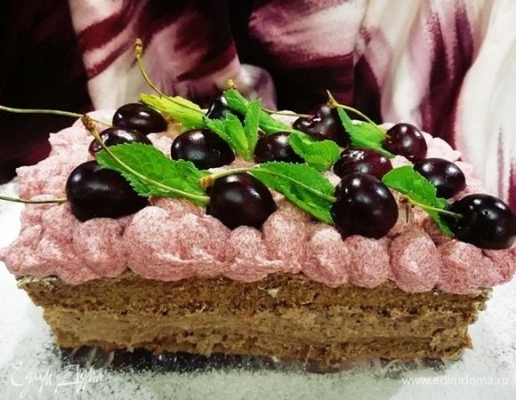 Украшаем торт по желанию. Я украсила половинками черешен без косточек и мятой. Торту надо дать немного постоять и пропитаться. А лучше его кушать на следующий день.