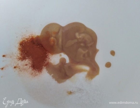 Смешать в миске горчицу, соль, сахар и куркуму.