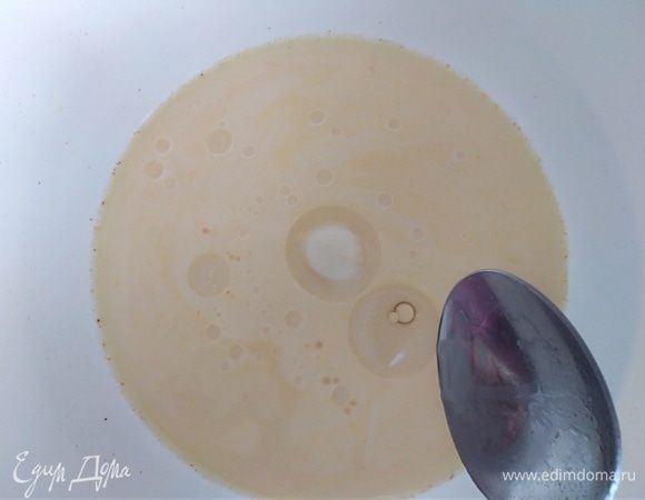 Молоко с водой подогреть, влить в миску и хорошо размешать. Влить растительное масло.