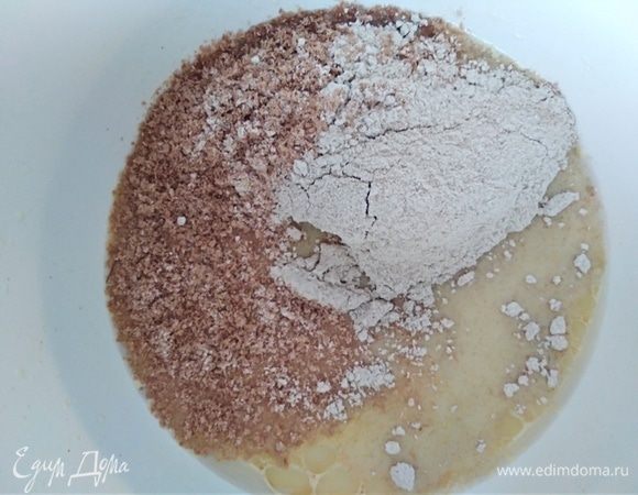 Добавить ржаную муку и отруби.