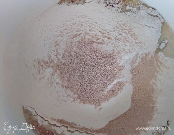 Просеять пшеничную муку и всыпать сухие дрожжи. Я использую те, которые добавляются сразу в муку.