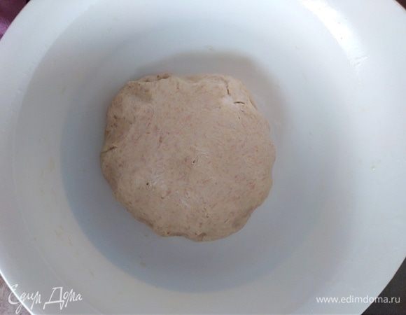 Замесить тесто. При необходимости добавить немного муки. Но тесто все равно немного липкое из-за добавления ржаной муки. Я приспособилась замешивать на силиконовом коврике для выпечки, присыпаю только руки мукой. Тесто поместить в миску, смазанную растительным маслом. Оставить тесто в теплом месте без сквозняков на 1 час.