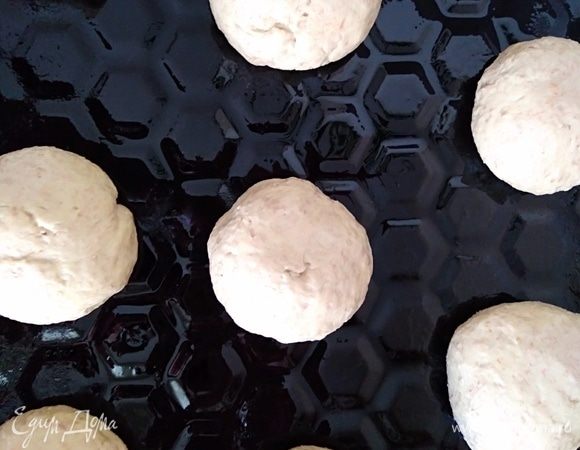 Обмять его и разделить на равные части. Скатать колобки для будущих булочек. Поместить на смазанный противень и оставить на расстойку на 30 минут. Из этого же теста я часто делаю хлеб.