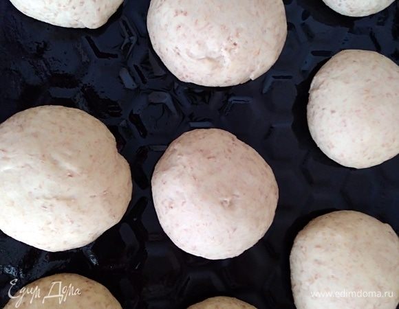 Духовку заранее разогреть до 190°C. Выпекать булочки 20 минут. Они должны зарумяниться. А звук при постукивании будет глухим.