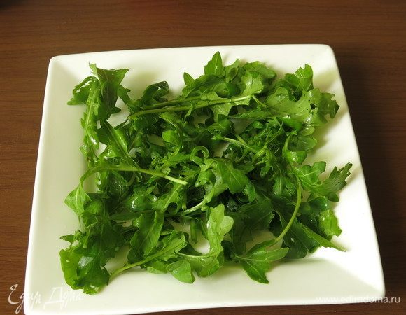 Промываем руколу, выкладываем на тарелку.