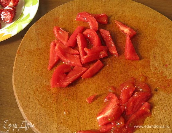 Нарезаем томаты консоме, без семян.