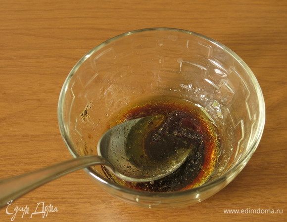 Готовим заправку — смешиваем масло, сок гранатовый и специи.