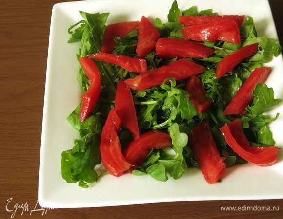 На зелень кладем томаты.