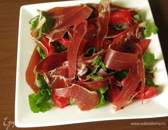 Сверху полоски хамона.