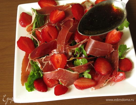 Поливаем соусом.