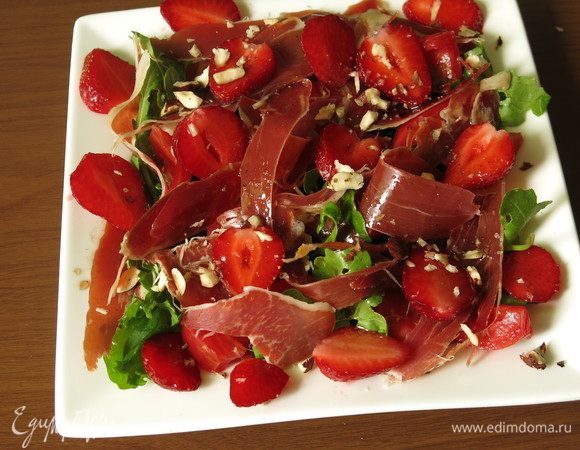 Посыпаем мелконарезанными орешками.