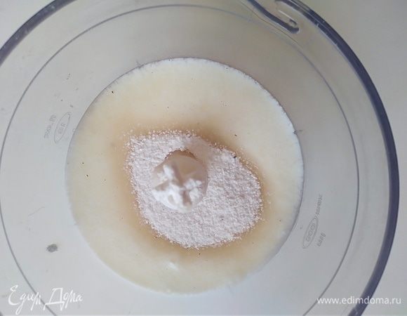Соединить кефир и сахарную пудру. Взбить пару секунд.