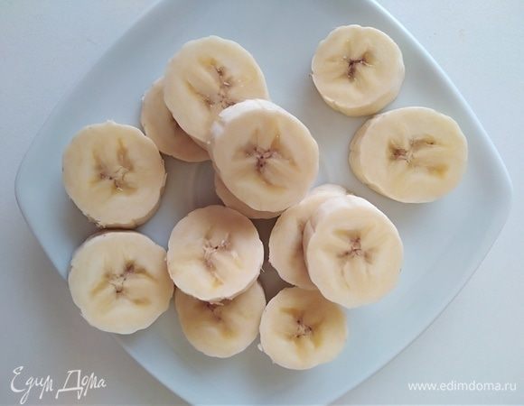 Бананы нарезать.