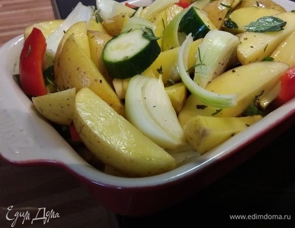 Маринованные овощи переложить в форму для запекания. Посолить и поперчить. Запекать в заранее разогретой до 200°C духовке около часа (до готовности картофеля).