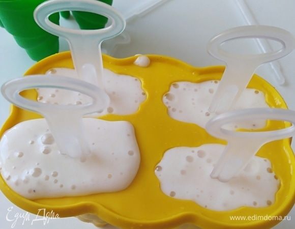 Разлить смесь по формочкам. У меня силиконовые с палочками. Замораживать десерт около 2 часов. Можно и без формочек обойтись, просто заморозить в контейнере, но придется перемешивать, так как десерт кристализуется.