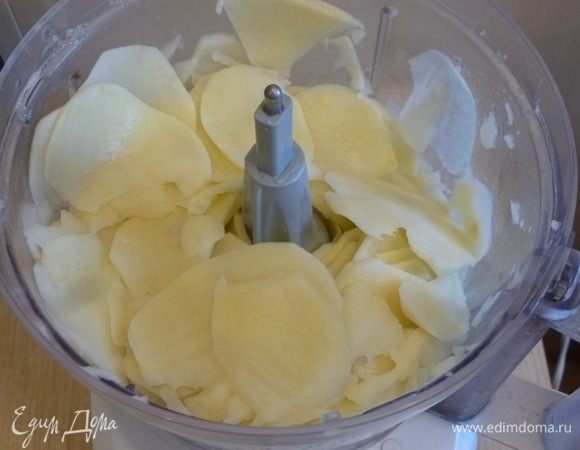 Картофель нарезать тонкими ломтиками. Удобно сделать это с помощью кухонного комбайна.