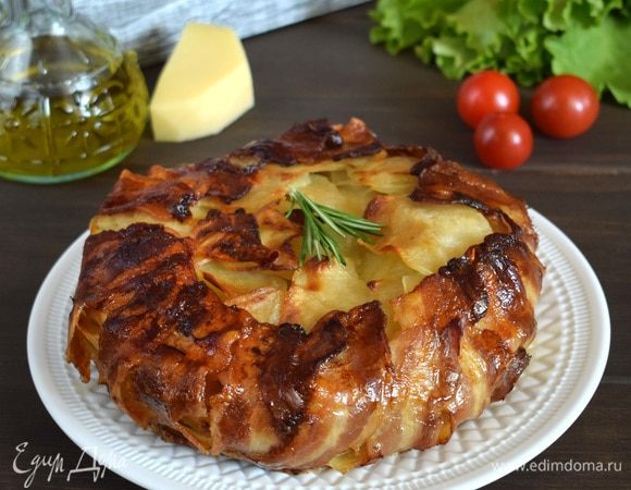 Пирог поставить в духовку (200°C) на 30 минут. Затем сбавить температуру до 180°C и запекать еще 30–40 минут. Пирог немного остудить, извлечь из формы. Разрезать и подавать со свежими овощами и зеленью. Приятного аппетита!