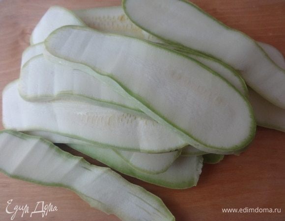 Кабачки вымыть и нарезать вдоль тонкими пластинами.