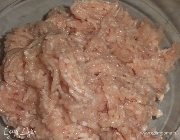 Куриное мясо пропустить через мясорубку.