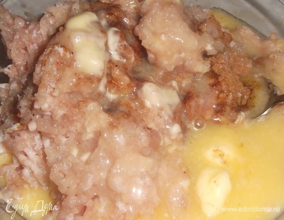 Добавить мускатный орех, слегка растопленное сливочное масло, соль. Перемешать.