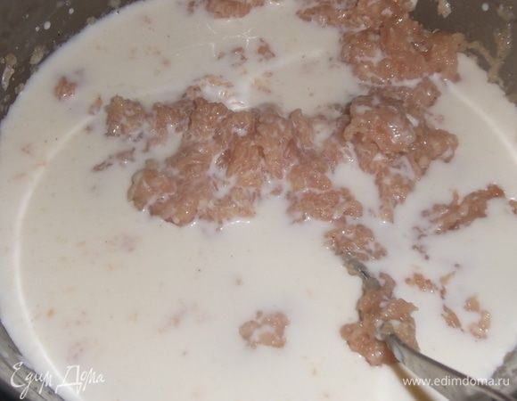 Влить молоко. Хорошо перемешать фарш.