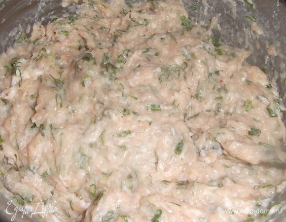 Добавить нарезанную зелень. Тщательно перемешать. Оставить фарш на 20–30 минут.