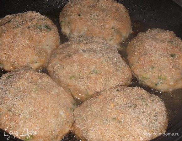 Влажными руками сформировать котлеты. Обсыпать панировочными сухарями. Выложить на разогретую сковороду с растительным маслом.