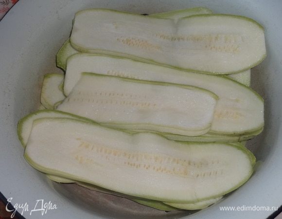 Выложить кабачки в миску слоями, посыпая каждый слой небольшим количеством соли. Дать кабачкам постоять 15–20 мин.