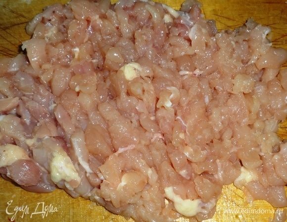 Куриное мясо вымыть, обсушить, мелко нарубить ножом.