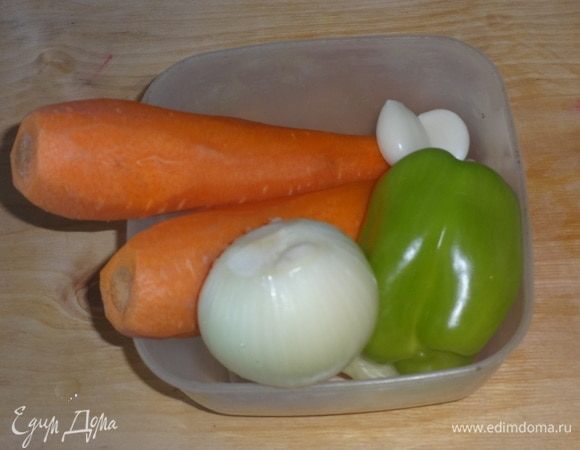 Лук, чеснок, морковь очистить, из перца удалить семена.