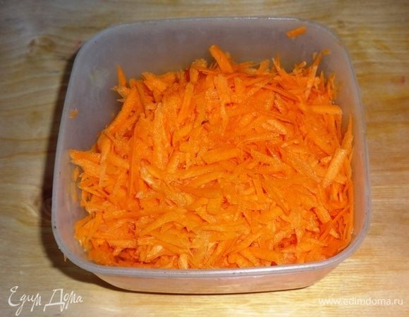 Морковь натереть на крупной терке.