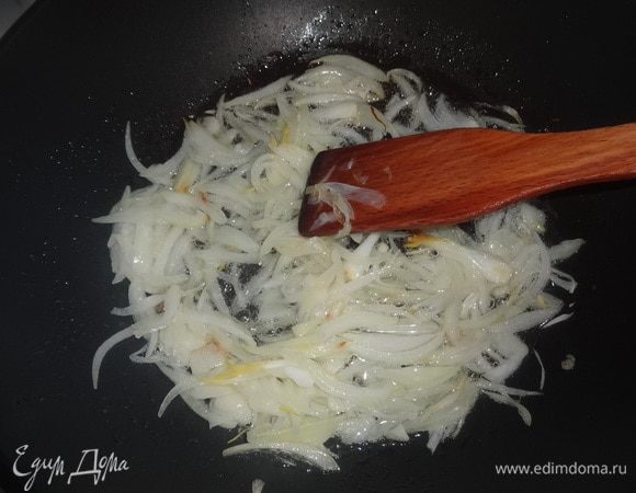 В сковороду налить часть растительного масла и обжарить на нем лук с чесноком в течение 2–3 мин.