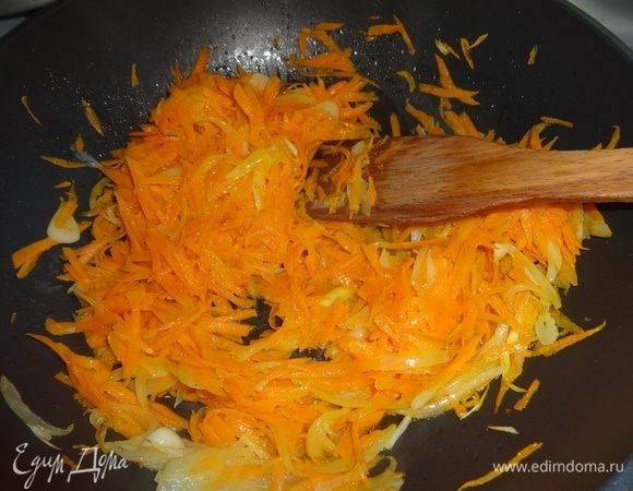 Добавить морковь и обжаривать еще несколько минут, помешивая.