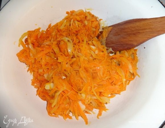 Обжаренные лук, чеснок и морковь выложить в миску.