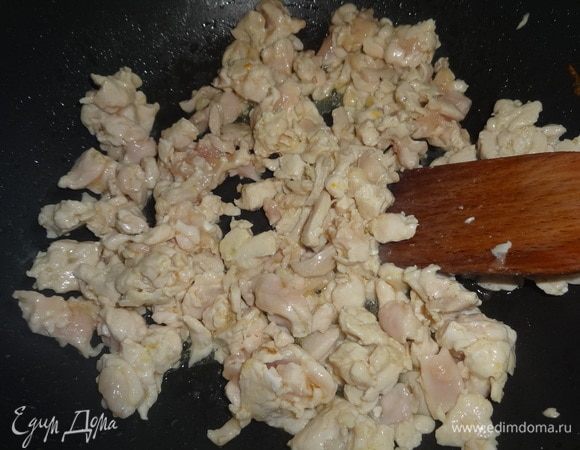 Влить в сковороду часть масла, разогреть и обжарить на нем кусочки курицы в течение нескольких минут.