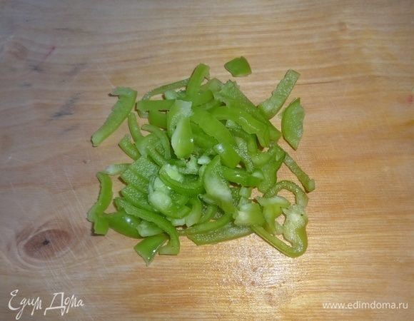 Болгарский перец нарезать соломкой.