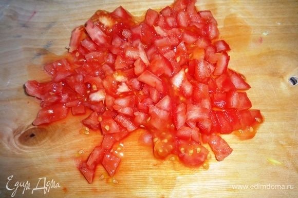 С помидора острым ножом снять кожицу и нарезать его мелкими кубиками.