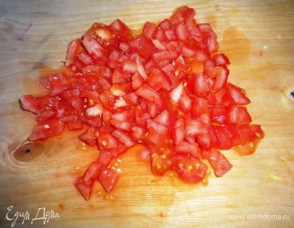 С помидора острым ножом снять кожицу и нарезать его мелкими кубиками.