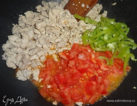 Нарезанные перец и помидор добавить в сковороду к курице.