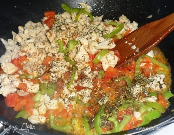 Посыпать курицу с овощами молотым перцем и прованскими травами, перемешать и обжаривать еще 5 мин.