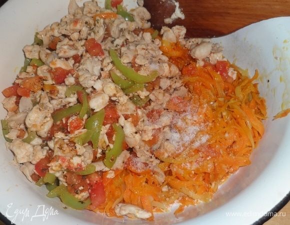Выложить обжаренную курицу с овощами в миску с морковью и луком, посолить, перемешать.