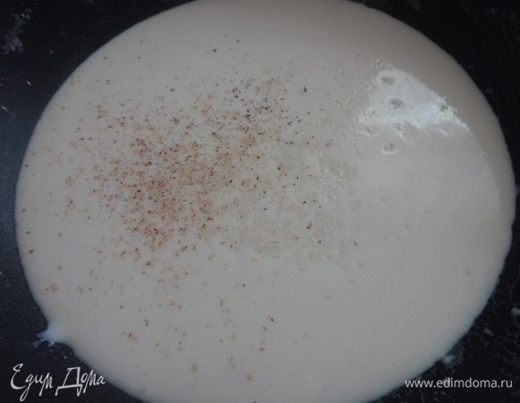 Постепенно влить молоко, продолжая мешать. Немного посолить, добавить мускатный орех. Уварить соус до густоты. Если соус получился с комочками, то протереть его через мелкое сито, растирая комочки.