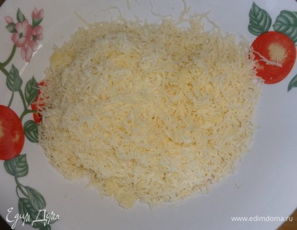 Сыр натереть на мелкой терке.